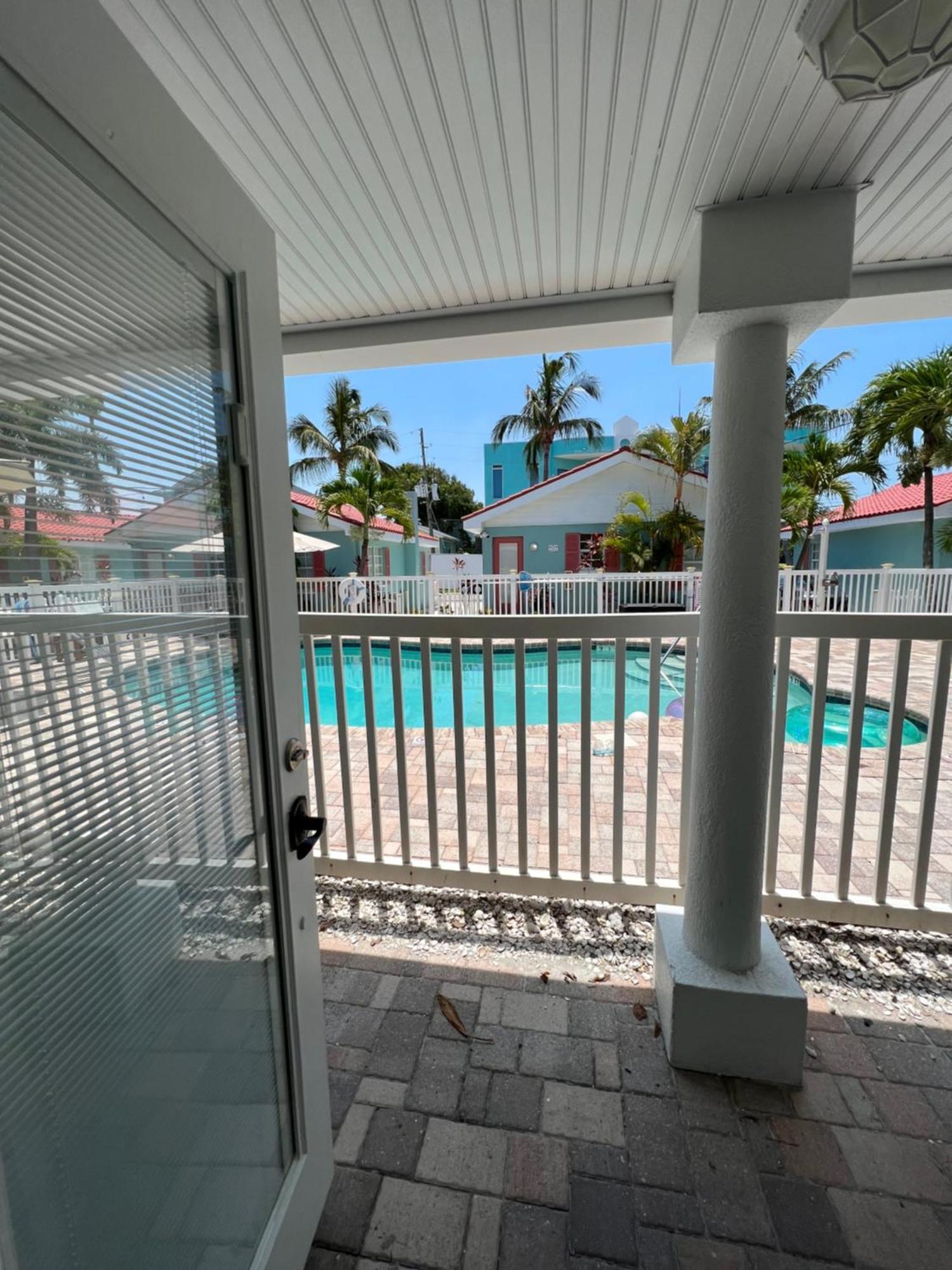 Hotel Blue Waters Treasure Island Esterno foto